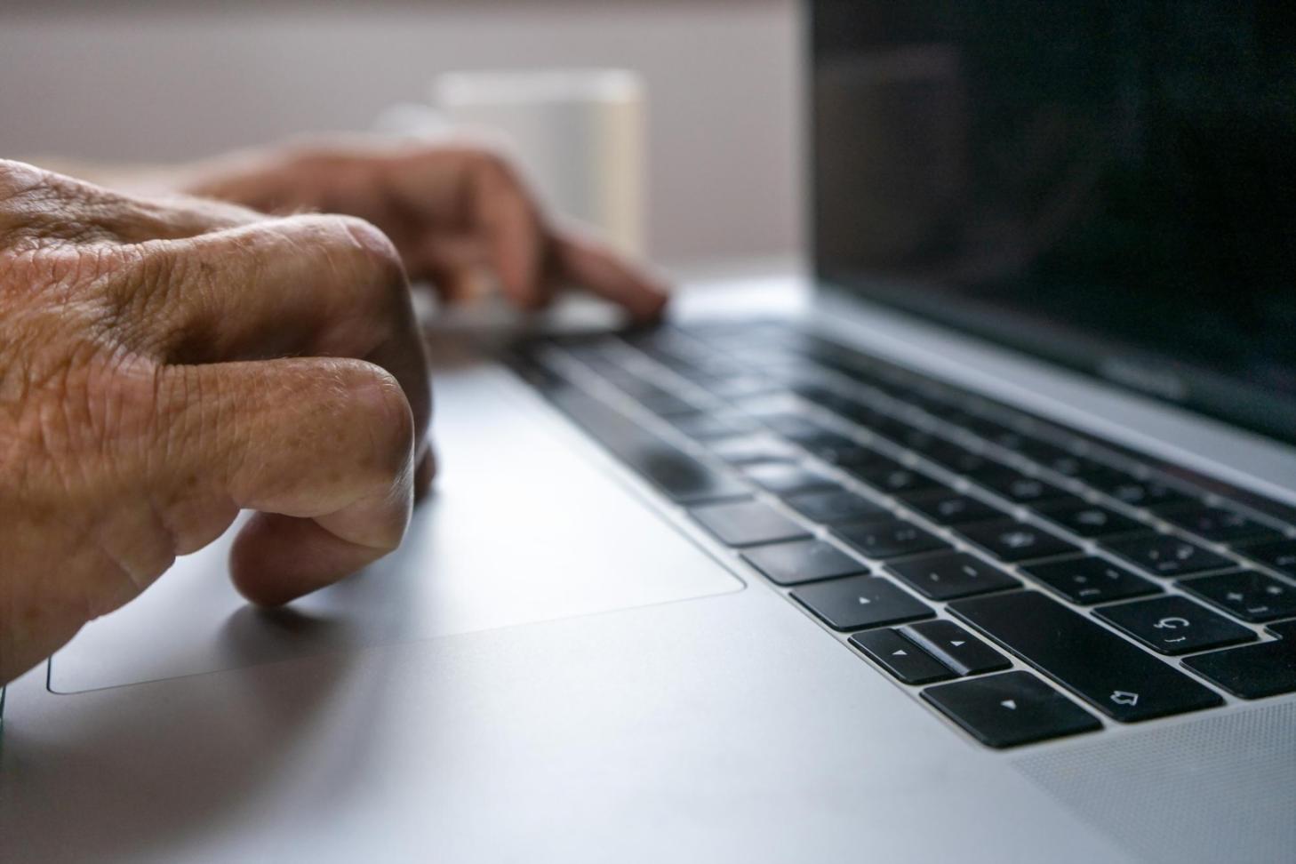 Estação de trabalho profissional com headset VR e ferramentas de desenvolvimento